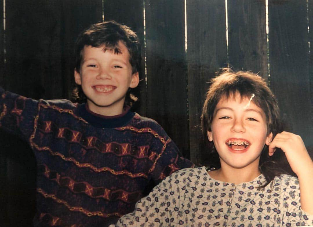 イアン・ハーディンクのインスタグラム：「This photo makes me think of two phrases: “Happy National Siblings Day.” and “what the fuck...” #nationalsiblingsday #90s #mullet #why」