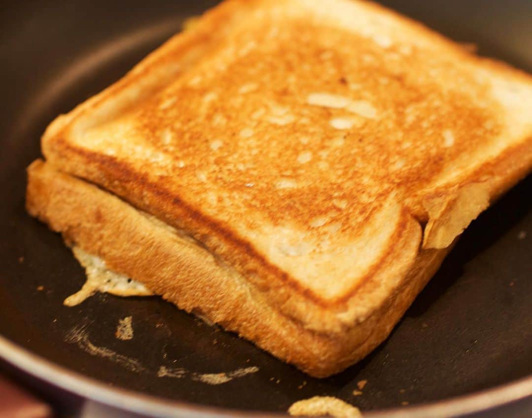 草間淑江さんのインスタグラム写真 - (草間淑江Instagram)「おはようございます！  ４月１１日の朝です。  今朝は、ほうれん草とコーンとチーズのホットサンド、コブサラダ、いちごヨーグルト。  久しぶりにパン！  コーンとほうれん草をバターで炒め塩胡椒したものをパンに挟みフライパンで焼きました。  表面カリッと、中はチーズがトロトロ。  コーヒーとよく合いました♡  今朝も感謝して。  ご馳走様でした。  さて、今日も雲多め。  夜から雨予報です。  お天気なりに過ごします。  みなさま素敵な週末をお過ごし下さい❣️❣️❣️ ・ ・ #朝食#ホットサンド#フライパンで作った #簡単レシピ#ほうれん草とコーンとチーズ #カリカリとろーり #大好きなコーヒーとともに #幸せな朝」4月11日 7時56分 - yoshie_kusama
