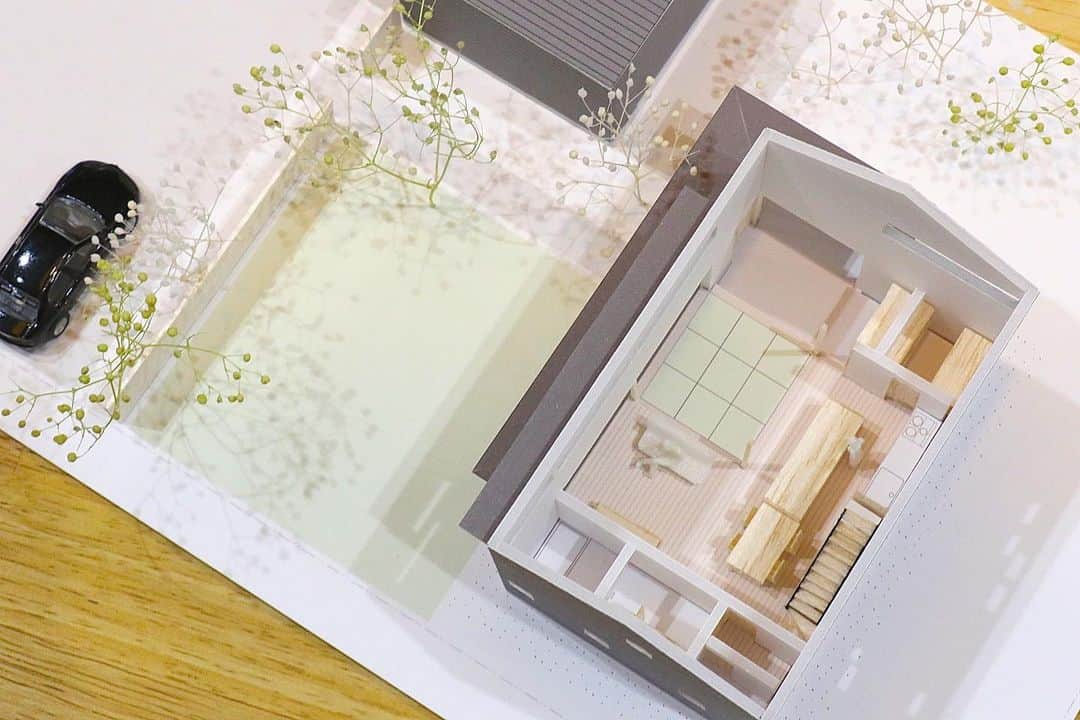 伊藤瑞貴建築設計事務所のインスタグラム：「今日は、建築吉日。  坂井市 Y Houseの建て方です。  完成は、コロナがうまく治まれば、8月末です。  ーーーーーーーーーーーーーー Mizuki ito Architects URL: http://miaaa.biz/  ーーーーーーーーーーーーーー @mizukiitooo ーーーーーーーーーーーーーー #福井県坂井市 #福井市 を中心に活動している #伊藤瑞貴建築設計事務所 です。 #住宅・ #クリニック ・ #オフィス 等、 #シンプルで #モダン で #サスティナブル ( #パッシブハウス )な #木造建築 を中心ご提案させて頂いております。 #建築家とつくる家づくり。  #セミオーダー #デザイン #インテリア #建築家 #つながる家プロジェクト #ロングライフデザイン #スローライフ #緑のある暮らし #マイホーム #マイホーム計画 #福井県 #architects #architettura #architecture #green #architects #architecture #archilovers  #simple #simplelife #伊藤瑞貴建築設計事務所」