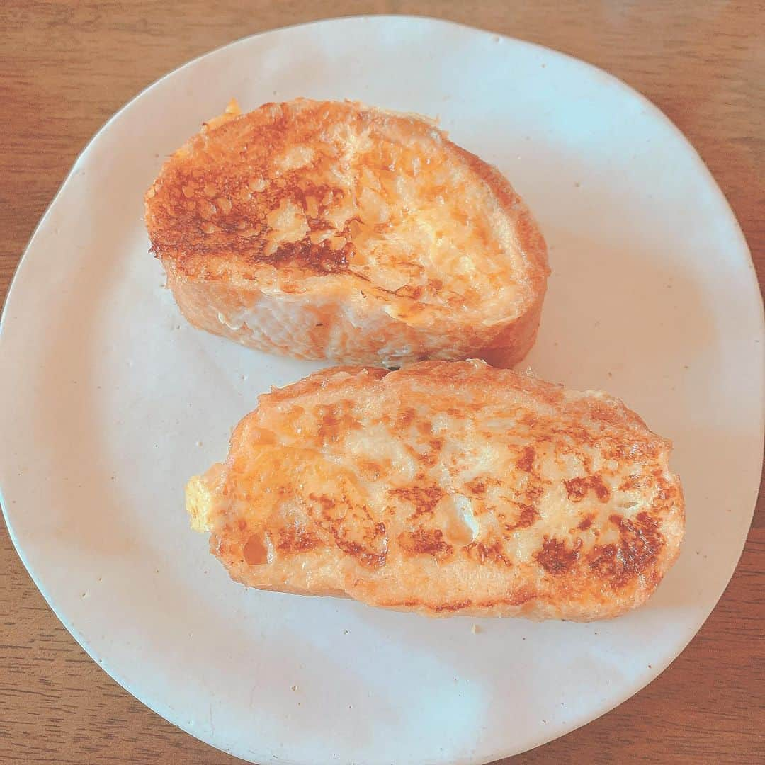 森下舞桜のインスタグラム：「morning🐔🐣☀ #morning #breakfast #frenchtoast #cooking  #goodmorning」