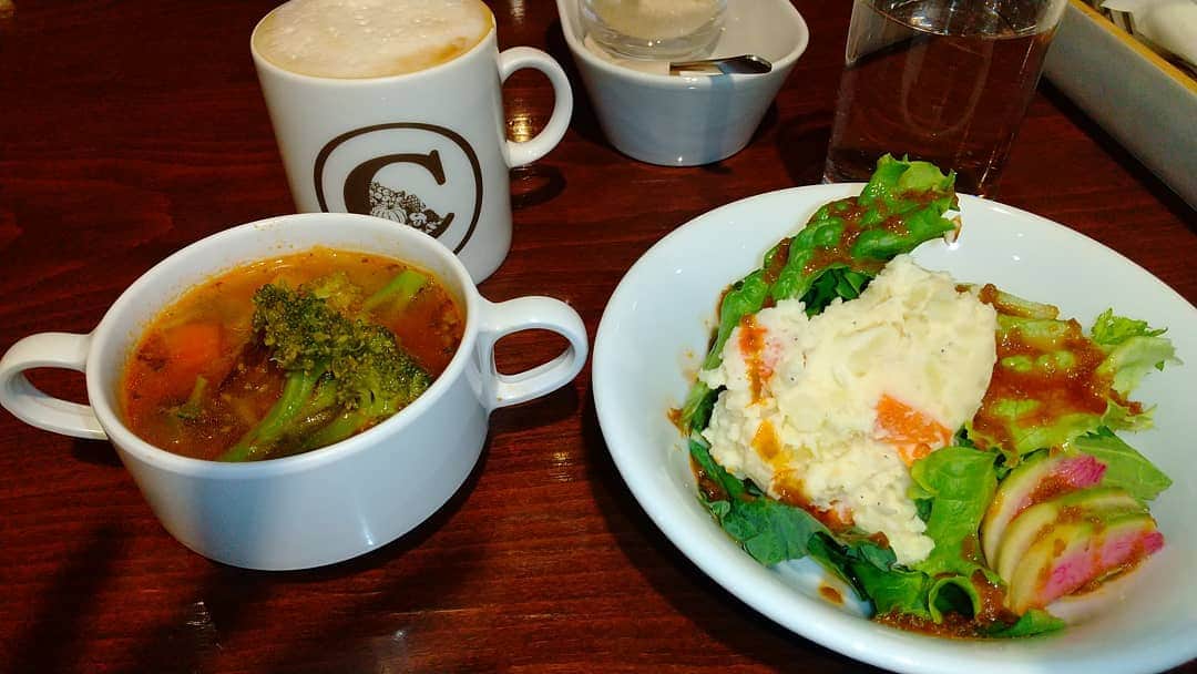 松坂南さんのインスタグラム写真 - (松坂南Instagram)「野菜好き❤️ スープにサラダ、そしてカフェラテ☕️（笑）  #love #vegetables」4月11日 13時58分 - minami_matsuzaka