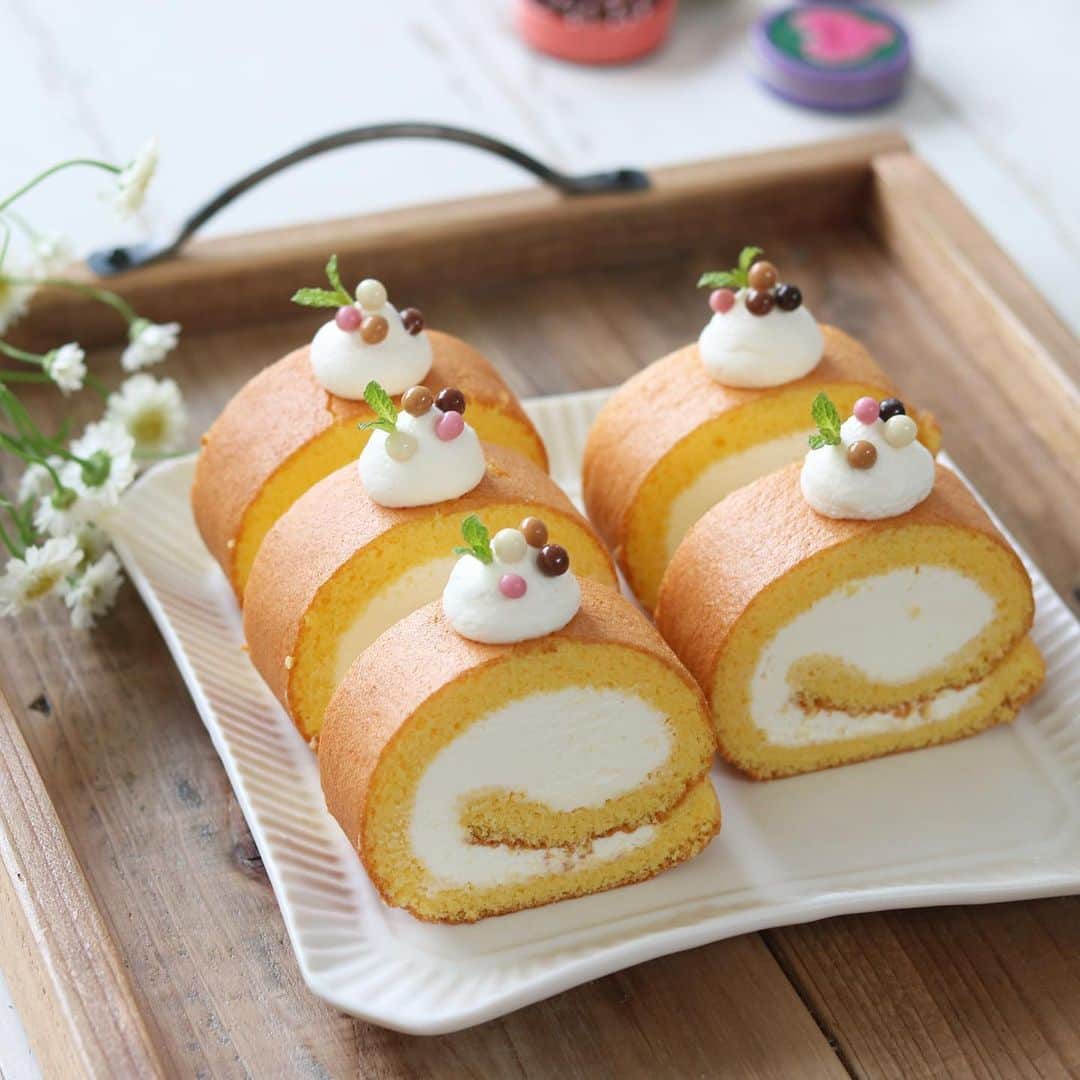 mikiさんのインスタグラム写真 - (mikiInstagram)「・ ・ bake.roll cake ・ ・ 京都市もGW明けまで学校がおやすみに。 #おうち時間 どんなふうに娘は過ごすだろうかぁ。 ・ わたしはこの週末作りたかったお菓子作り楽しんでます♪ 今日はロールケーキ♡トップにのってるつぶつぶのチョコかわいい💕自画自賛☺️ ・ ・ 先日誕生日だったんですが、しまちゃん　@thinkofadream_2 からプレゼント頂いた中の１つで、テオブロマのキャビアっていうチョコです♡ パッケージもだし、入ってる缶がかわいいー！のちほどストーリーにのせます！ ・ ・ しまちゃんいつもありがとう♡ ストーリーでお祝いしてくれたみなこさん　@365cleaneats もありがとう♡ ・ ・ お返事おくれてごめんなさい🙏🏻 のちほど！ ・ ・ レシピ　#koちゃんレシピ」4月11日 13時59分 - koron.n