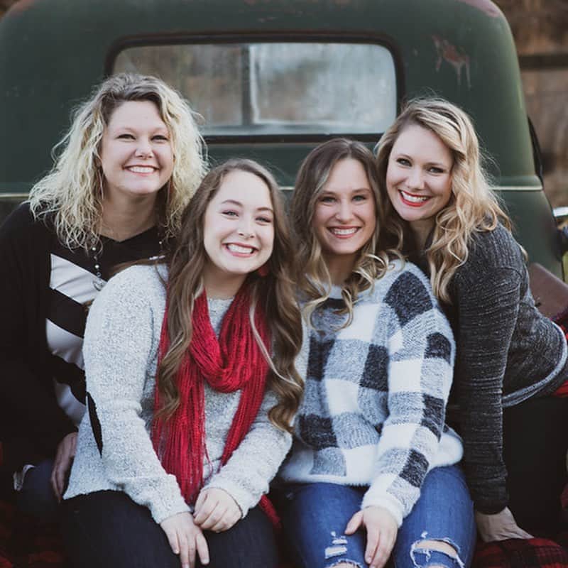 ブレナ・ダウエルのインスタグラム：「Happy national sibling day to these sisters that I love so so much ❤️❤️ thankful for you guys today and everyday!」