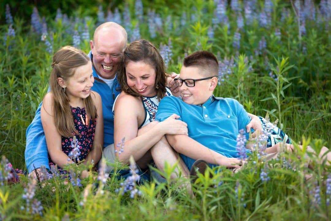 Beth Mancusoのインスタグラム：「Family Session in the lupines! -  #minnesota #minnesotaphotographer #minnesotaphotography #minnesotafamilyphotographer #minnesotalife」