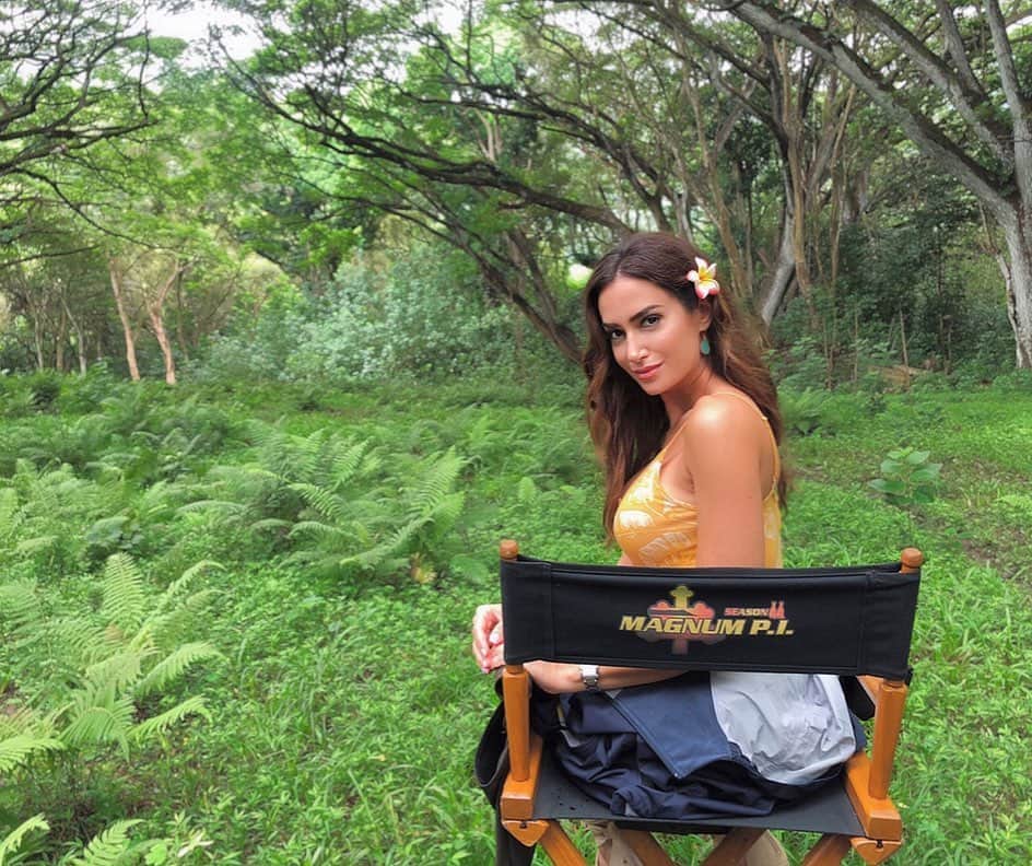 ドナ・フェルドマンのインスタグラム：「My fun little appearance as Paula on @magnumpicbs airs in exactly 1 week! Set your DVR for April 17th. Here’s some fun #bts pics from my lovely time filming in #hawaii」