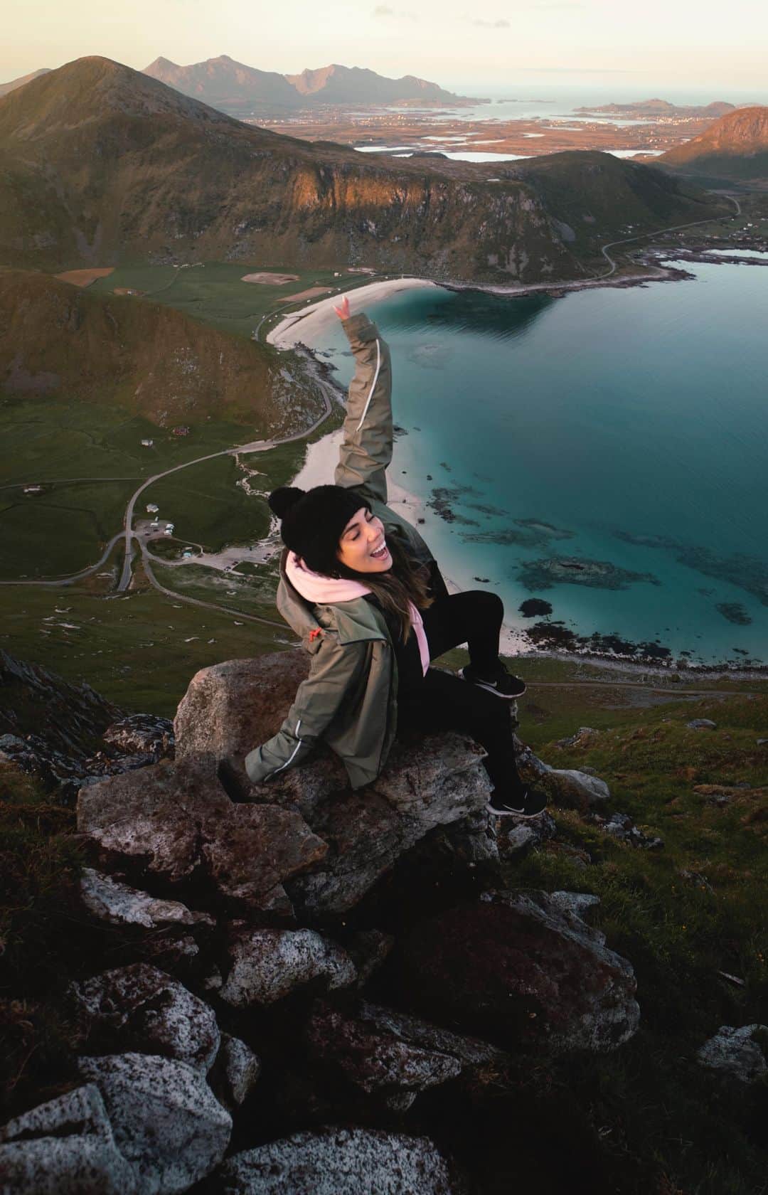 Katy Esquivelのインスタグラム：「Viajamos a Lofoten, un archipiélago en Noruega que se encuentra en el Círculo Polar Ártico 🥶 Vinimos porque siempre quisimos ver el “sol de media noche”, un fenómeno natural en el que el sol es visible por 24 horas! Fue deslumbrante, una de esas experiencias que nunca se olvidan y por eso quiero compartir con ustedes un resumen de lo que fue esta aventura. FYI: Este viaje lo hicimos en Mayo 2019 . Etiqueta con quién te gustaría viajar a Noruega! 🇳🇴」
