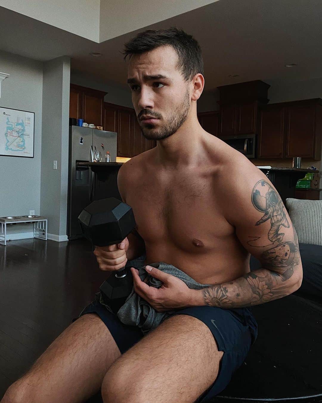 ジェイコブ・ホワイトサイズのインスタグラム：「fuck the home gym」