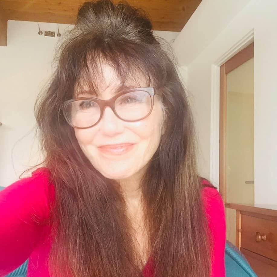 メアリー・マクドネルのインスタグラム：「Our hearts are with all the families who’ve lost loved ones these past weeks. We grieve with you and know that someday, someway, we will find a collective way to honor your lost ones. We will find some way to honor you and embrace you. You are not alone. Please reach out if you need help. And for all those whose loved ones are struggling this weekend we send strength and hope. Someday we will hold each other, laugh a little and remember. But for now imagine the warmth of each other’s smiles and stay home. It’s the strongest most honorable and coolest thing you can do. Please offer your greatest respect and thanks to all those on the front lines working today to save you. Stay home...Love to all🌹」