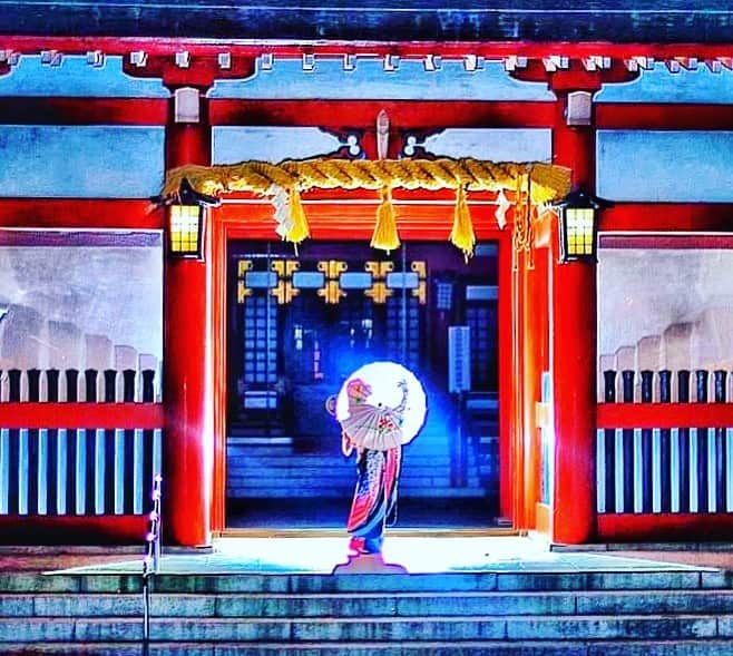 舘林佳史のインスタグラム：「静岡浅間神社⛩﻿ ﻿ ナイトフォトで幻想的な着物シルエット❣️﻿ ﻿ ﻿ 誰でも物語の主人公になれるをキャッチコピーに﻿ ドラマや映画の物語のワンシーンの様なDramaticStoryPhot﻿ と言う名前で活動作品作りをしています。﻿ ﻿ 大好評のドラマティックフォトのご依頼は﻿ このクオリティーで30000円〜(ほぼ諸経費)﻿ で受け賜わっています)^o^( ﻿ 素敵な作品を一緒に作りたい！﻿ コラボレーションしたい 美容師・メイクアップアーティストさん ・服飾デザイナーさんクリエイターさんも随時募集中です✨﻿ ﻿ お姫様になりたい👸﻿ 物語の主人公になってみませんか^ ^⁉︎﻿ ﻿ たった一枚の写真で人生が変わる‼️﻿ ﻿ ✨作品作り体験モデルに興味がある方 ﻿ ドラマティックフォト依頼 撮影依頼 ﻿ 体験モデル募集﻿ ①お名前②地域③年齢④身長⑤LINE ID⑥応募理由やお問い合わせ内容⑦最近の髪型スタイルの分かる写真をDMまたはLINE ID510661下さい✨﻿ 📩﻿ モデル宣材撮影 コンポジ Book作り プロフィール撮影 ブライダルフォト記念撮影 衣装レンタル 成人式 着物 ドレスロケーションフォト スチール サロンモデル撮影 写真集等撮影のご依頼何でもお気軽にお問い合わせDM下さい✨📩 ﻿ ﻿ #浅間神社﻿ #ナイトフォト #人気神社スポット﻿ #インスタ映え神社﻿ #着物撮影﻿ #静岡観光#観光スポット #フリーモデル#ドラマティックストーリーフォト#インスタ映え#作品作り #撮影依頼#講習会#シューティング#撮影依頼募集中 #ファインダー越しの私の世界 #写真を撮るのが好きな人と繋がりたい  #ストロビスト#ポートレート#ポートレートモデル#モデル募集#被写体#ロケーションフォト#カメラマン#フォトグラファー##excellent_portraits #photographer#ig_bless_women#東京カメラ」