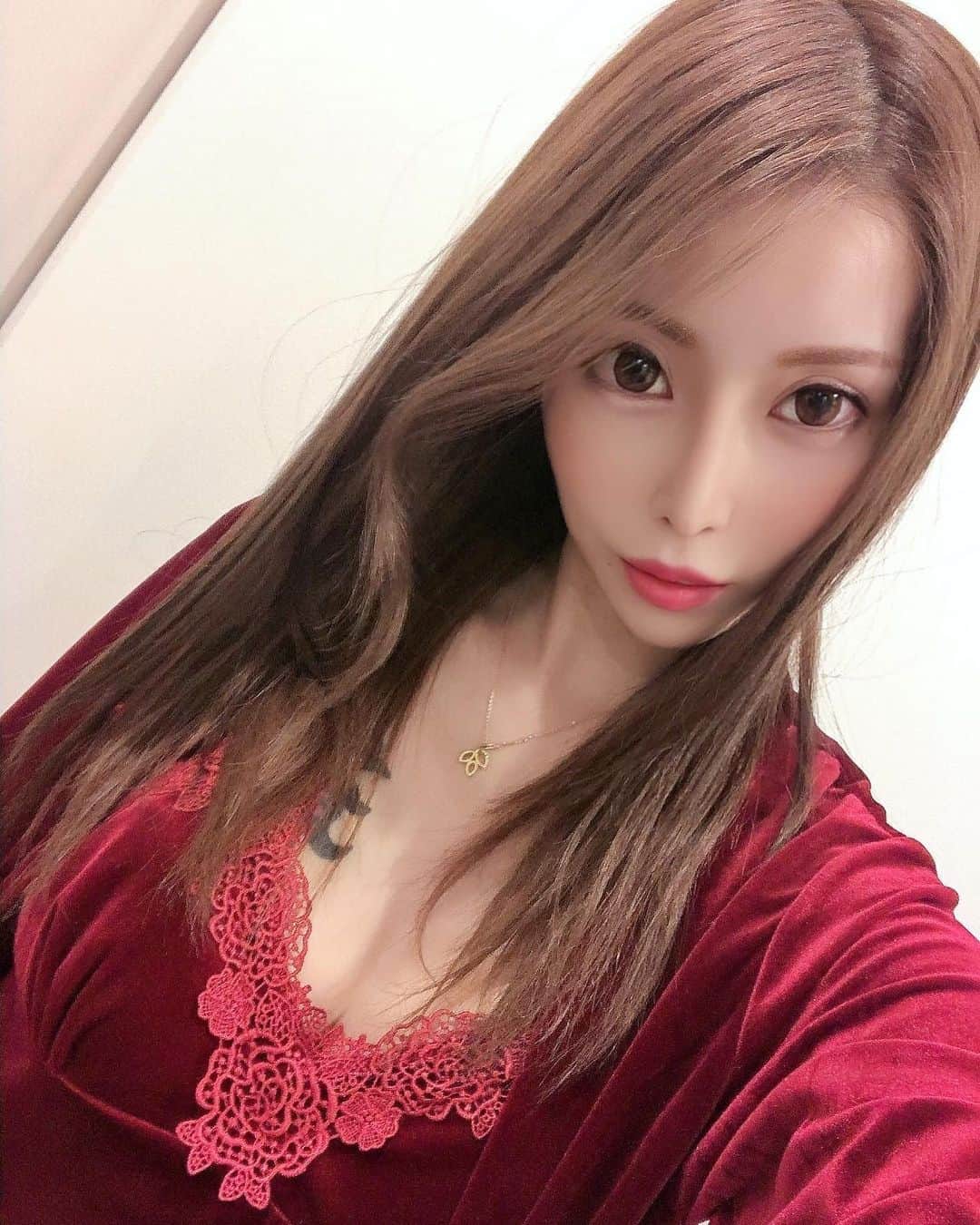 高橋沙弥華のインスタグラム：「可愛いルームウェア👩🏼💓 @selectshop_vivantjolie の😍  5点セットで他にもピンク、グレーブル、ネイビーってあるの🥺  私はレッド💕  色違いで揃えたくなる😍  #セレクトショップ #ルームウェア #自粛 #お家時間 #お家時間を楽しむ #red #roomwear #お買い得 #可愛い #ベロア #パジャマ #ガウン #コロナに負けるな #体調管理 #寒いね #早く終息しますように」