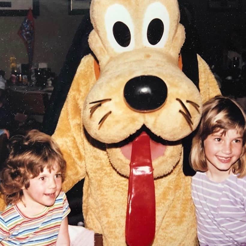 エリン・アンドリューズのインスタグラム：「Love you @kendraandrews Can’t wait for this hell to be over..we are overdue for a hug and a bottle of wine. #nationalsiblingday」