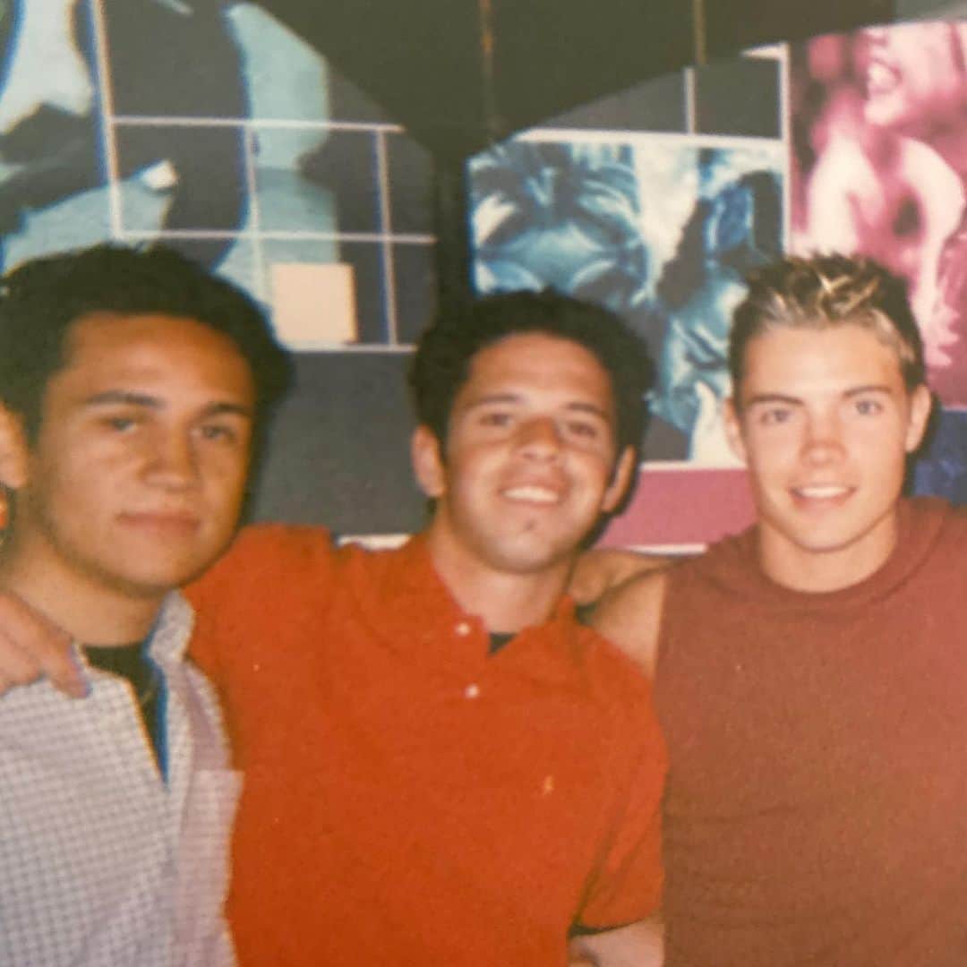 ジョッシュ・ヘンダーソンのインスタグラム：「#Flashbackfriday to where it all began. POPSTARS.. Making friends. Sleeping on the street with thousands. Rehearsing in a motel room with a mic that actually didn’t function. Waiting our chance just to be seen by the judges. Somehow I won the show which started my entire career. So grateful for all the steps that have brought me to where I am now... All apart of the journey. #thankyoulord 🙏🏽🙏🏽🙏🏽」
