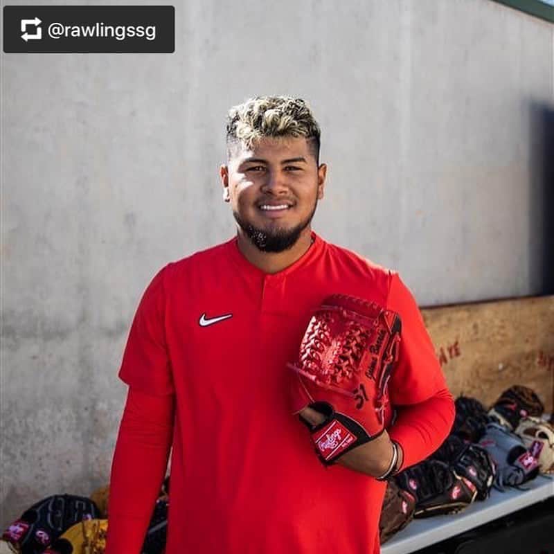 Rawlings Japanさんのインスタグラム写真 - (Rawlings JapanInstagram)「#Repost @rawlingssg with @get_repost ・・・ There’s a reason Los Angeles is nicknamed Tinseltown: the city is shiny and full of glitz and glamour. Mike Trout, Anthony Rendon, and other @angels stars are used to the pressure of being in the spotlight and that’s why they shine bright💯 These #RawlingsGloveDay pictures give you a glimpse of what it's like to get the pro treatment. #TeamRawlings #TheMarkOfAPro #MLB @rawlings_japan_llc」4月11日 9時47分 - rawlings_japan_llc