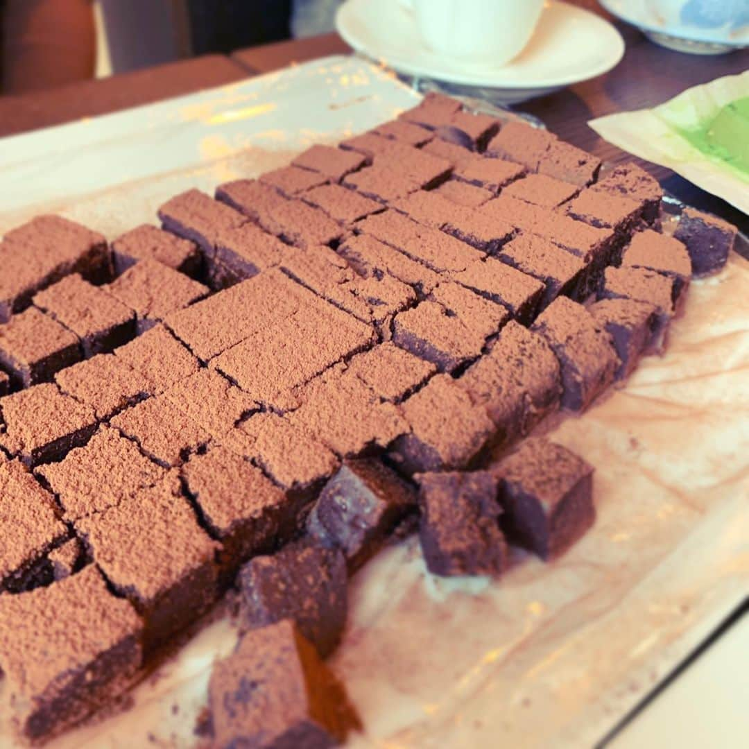 納富有沙さんのインスタグラム写真 - (納富有沙Instagram)「. Homemade Japanese Nama Chocolate, which is mixed with fresh cream🥺🍫💓 My friend held a cooking class to make it before!! . . . 生チョコ作りの会👏❤️ お友達にチョコ作りのプロがいて笑、教えてもらいながらみんなで作ったよ！美味しすぎた〜🥰 . . . #chocolate #namachocolate #japanese #sweets #matcha #kinako #darkchocolate #cooking #homemade  #stayhome #stayathome  #japan #usa #actress  #生チョコ #抹茶 #きなこ #ダークチョコレート #ミルクチョコレート #手作り #手作りお菓子  #おうち時間 #とみーずキッチン」4月11日 9時45分 - arisa_noutomi