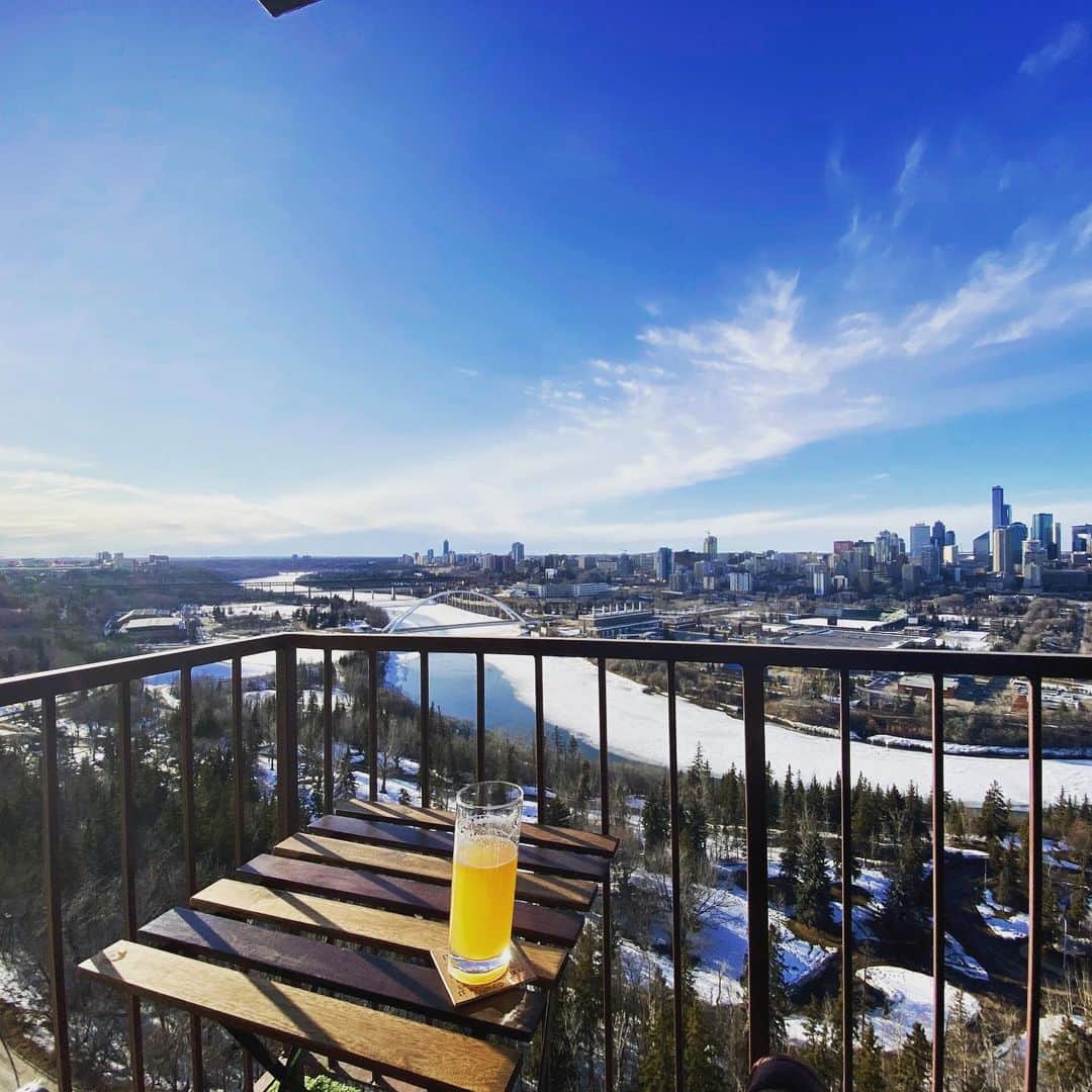 ヴォーン・チピアーのインスタグラム：「Patio season has officially begun!  #yeg #quarantineblues」