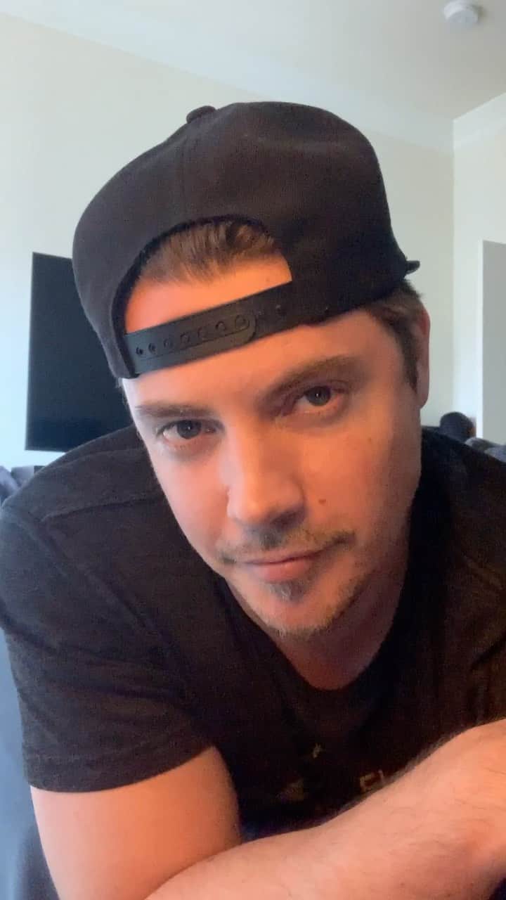 ジョッシュ・ヘンダーソンのインスタグラム：「Live talks hangs and music coming soon 🤗 God Bless you all 🙏🏽🙏🏽」