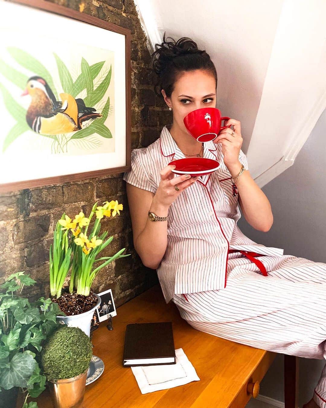のインスタグラム：「目覚めのコーヒーを一杯ー☕ パジャマや部屋着を新しくするのも、ひとりで過ごす #おうち時間 を楽しむためのアイディアのひとつ。 (📸: @sarahsolfails ) @redfleece . #StayHome #うちで過ごそう #レッドフリース #RedFleece #パジャマ」