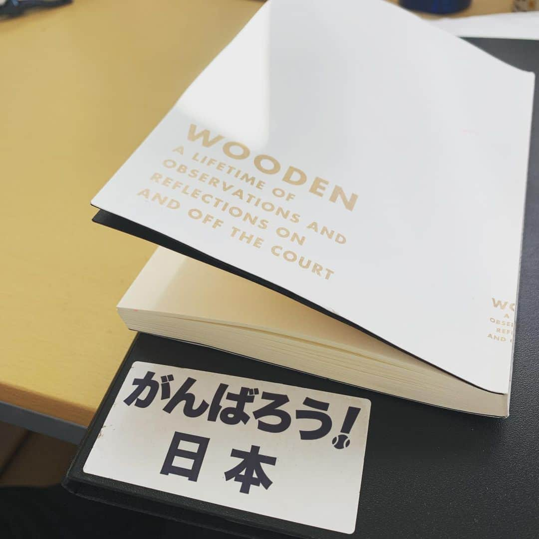 森岡良介さんのインスタグラム写真 - (森岡良介Instagram)「今日はジョン・ウッデンさんにご指導いただきました📖  アメリカのUCLA（カリフォルニア大学ロサンゼルス校）の伝説の教師でありバスケットボールのコーチだった方です。 他の本でも度々名前が出てくる方だったので気になってて読ませてもらったけど、これも1軍枠入ってきたわー😆 自分が行き詰まったら100%読み返す本‼️ 小学生中学生の指導者の方にも是非手にしていただきたい内容です✨ オススメ🙆‍♀️」4月11日 10時31分 - morley681075