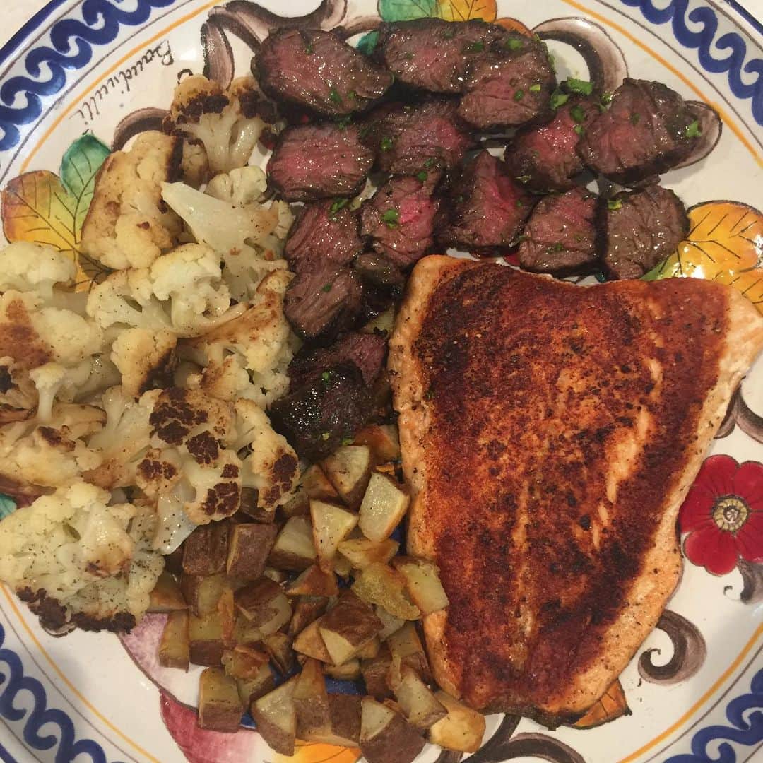 フレディ・プリンゼ・ジュニアさんのインスタグラム写真 - (フレディ・プリンゼ・ジュニアInstagram)「#dinner #steak #salmon 🥔’s and cauliflower」4月11日 10時33分 - realfreddieprinze