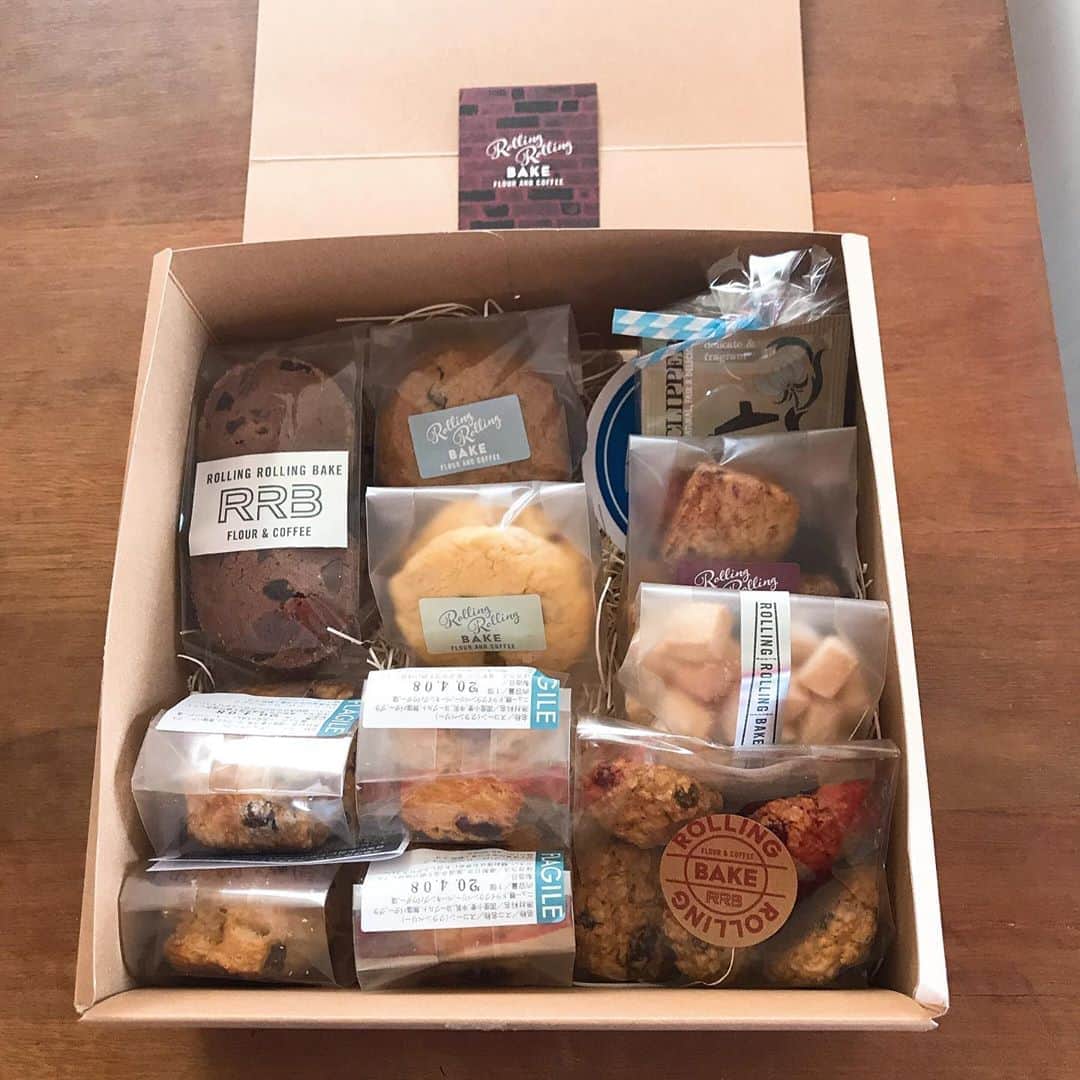 のインスタグラム：「なんと！岩手の仲良しから届いたお菓子沢山そして紅茶まで❤️ はあ〜これでテンション上がる〜😊 みんなも是非行ってみて私の仲良しのやってる岩手の お菓子屋さん！ありがとう❤️ #rollinrollinbake #岩手 #rollingrollingbake  #sweets #bakedsweets」