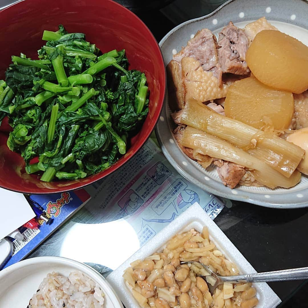 安藤なつさんのインスタグラム写真 - (安藤なつInstagram)「茶色い食卓  #ミルフィーユ鍋 #トマトパスタ #鶏ハム #ツナとのらぼうのペペロンチーノ #のらぼうのおひたし #チュロス #ポテト #たこ焼き #豚バラ煮込み #雑穀米 #煮たまご #新玉ねぎの青じそドレッシング納豆 #豆乳味噌鍋 ## 冷凍パン  #ソーセージ #スクランブルエッグ #配偶者」4月11日 10時41分 - mapleandonatsu