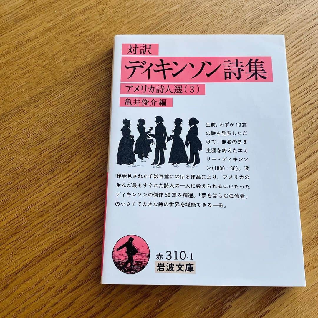 早織さんのインスタグラム写真 - (早織Instagram)「本棚にあったのをふと手にとりぱらぱら。'Tell all the Truth but tell it slant ー' という詩に過去のわたしの付箋があった。今読んでもぐっとくる。」4月11日 10時44分 - saorioboegaki