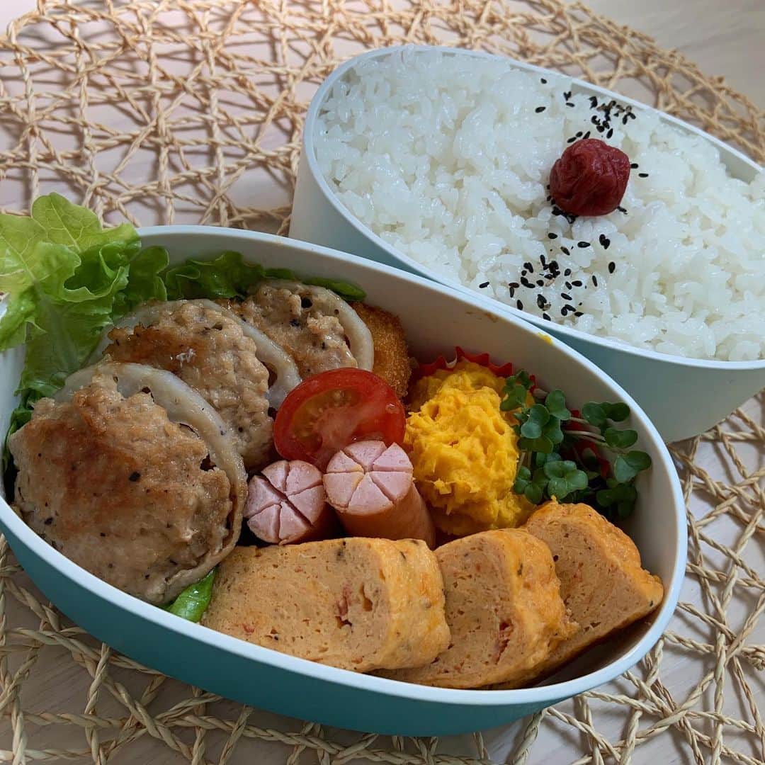 本田しおりのインスタグラム：「#今日のお弁当  #蓮根のつくね焼き #オムレツ風イタリアン卵焼き#海老寄せフライ#かぼちゃサラダ🎃 #ウインナー  #お弁当 #本田弁当 #旦那さん弁当 #神ちゃん弁当」