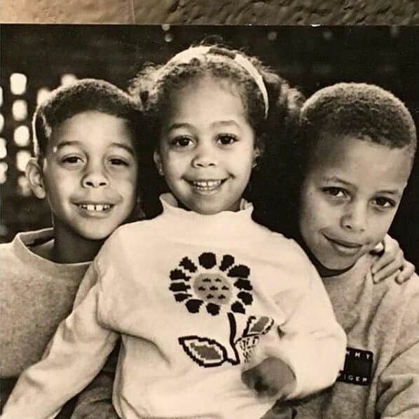 ステフィン・カリーさんのインスタグラム写真 - (ステフィン・カリーInstagram)「Back in the days we could be this close 🙏🏽 #nationalsiblingday  @sdotcurry @sydelcurrylee」4月11日 11時15分 - stephencurry30