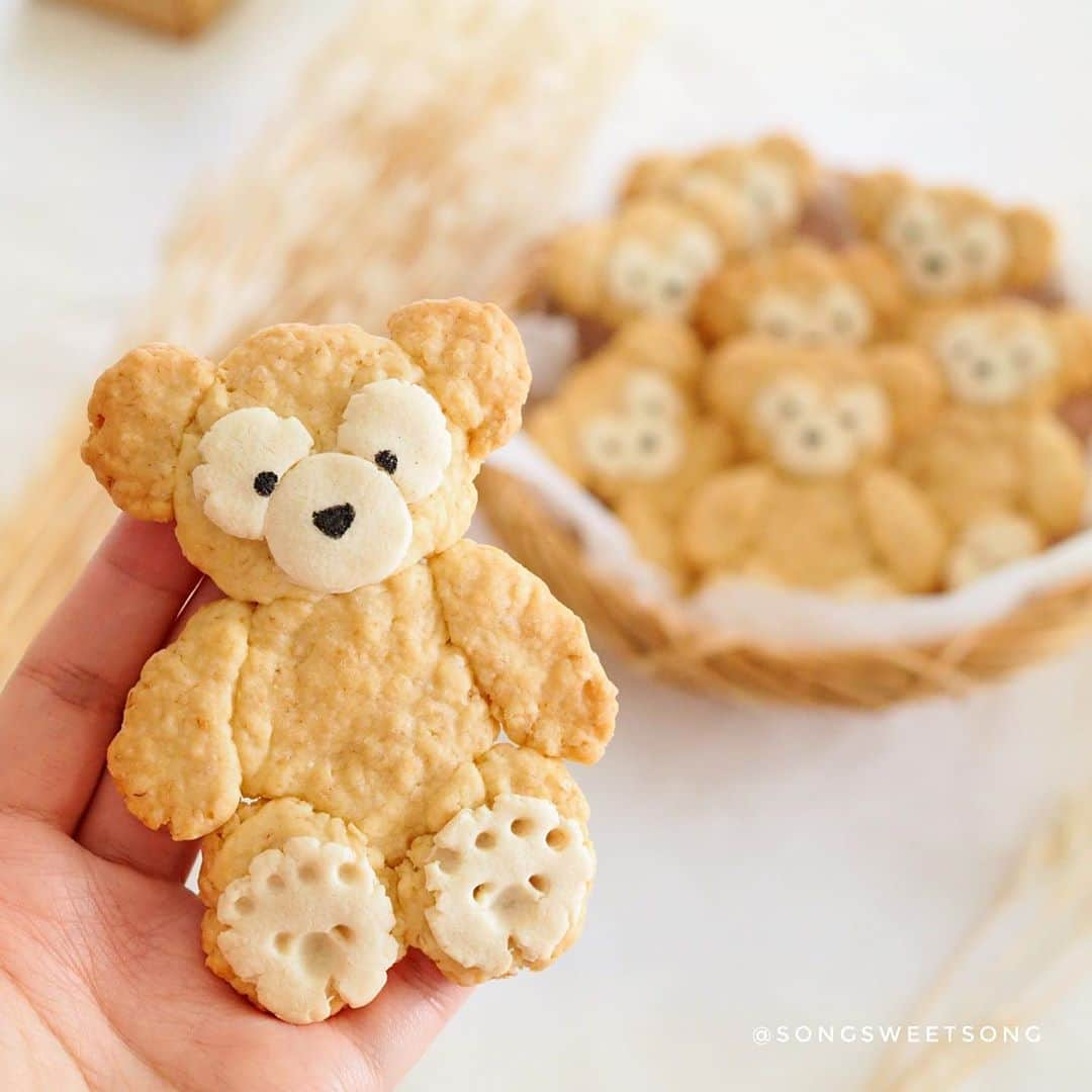 Song Sweet Songさんのインスタグラム写真 - (Song Sweet SongInstagram)「「ダッフィー」オートミールクッキー〜 . . Duffy the Disney bear🐻🍪Oatmeal Cookies. My #quarantinelife is like staying at home and keep on baking these little cute friends. You'll never feel alone~~😆✨ 。 . อยู่บ้านยังไงไม่ให้เหงา 🐻 นี่เลยย~~!!! สร้างเพื่อนในจินตนาการของเราให้ออกมาเป็นรูปเป็นร่าง จับต้องได้ กินได้ แบบนี้ยังไงหละฮะะะ อยากได้กี่ตัวก็ 🐻 จัดไป~~~ 🐻 กว่าจะได้กลับไปเปิดร้าน เพื่อนน่าจะล้นบ้าน เราก็น่าชิมจนพุงระเบิดไปเลย 555 🐻 เคยลงสูตรในโพสเก่า ดูได้ใน hashtag #songsweetsong_oatmealcookies นี้นะค้า~ 。 . . . 。  #songsweetsong  #クッキー #インスタ映え #냠냠 #맛스타그램 #먹스타그램 #รีวิวบางแสน #รีวิวชลบุรี #stayhome #อยู่บ้านหยุดเชื้อเพื่อชาติ #โควิด19เราต้องรอด #oatmealcookies #オートミールクッキー　#おうちカフェ #duffy #ディズニー  #먹스타그램 #duffythedisneybear #disneyeats  #disneylife #disneyathome #disneyobsessed #disneycharacters #disneygram  #cutefood #disneyfood #songsweetsong_cookie_diary」4月11日 11時12分 - songsweetsong