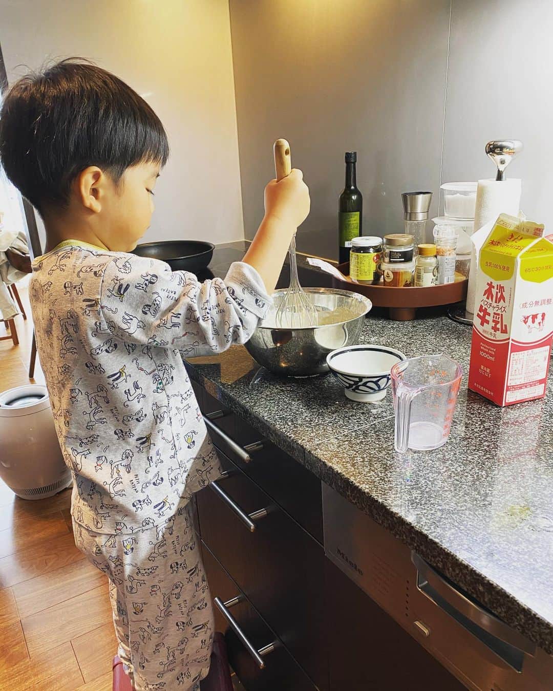 八木早希さんのインスタグラム写真 - (八木早希Instagram)「それでも朝は来る🥞 息子の作る朝食に癒される朝🌿 弟はセルフでバナナ🍌 Good morning Saturday✨ #おはようございます#goodmorning#おうち時間 #stayhome」4月11日 11時17分 - sakiyagi