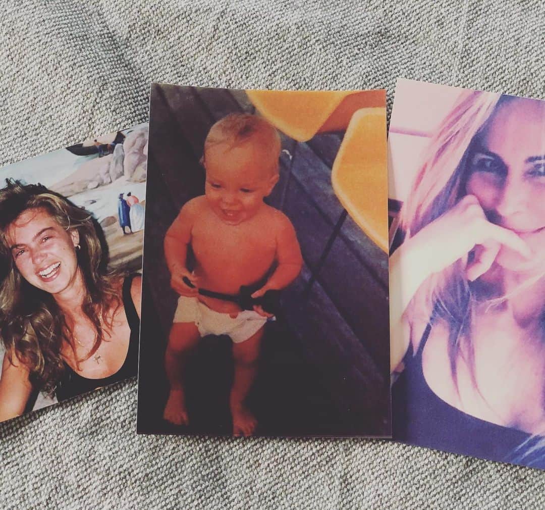 JR・ボーンのインスタグラム：「Love ya @kbourne_atkins and @kimmacgregor1 (I’m the one holding the shades 😎) #nationalsiblingday」
