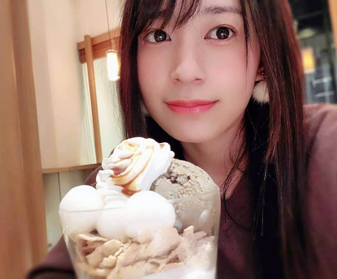 佐々木優佳里さんのインスタグラム写真 - (佐々木優佳里Instagram)「💙 ほうじ茶白玉パフェ🍵  ほうじ茶アイスの 深みのある味わいが大好きです。  また食べたいなぁー。 (わたしのイヤリングも白玉団子っぽい？笑)  #ナナズグリーンティー #和カフェ #和スイーツ #ほうじ茶スイーツ  #11月頃」4月11日 11時40分 - yuka_mocha_roll