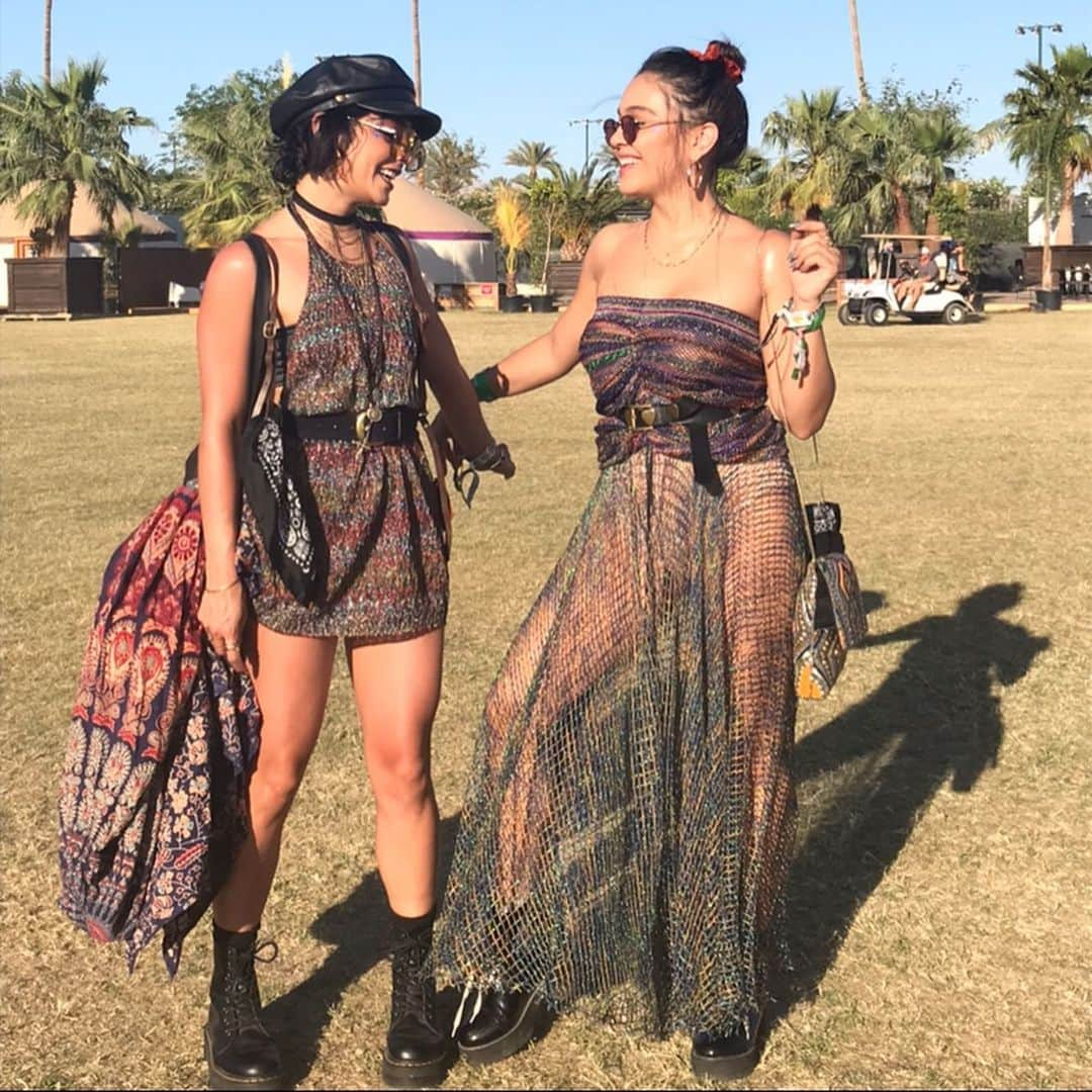 ヴァネッサ・ハジェンズさんのインスタグラム写真 - (ヴァネッサ・ハジェンズInstagram)「Happy national sibling day to my sister @stellahudgens my OG best friend till the day I die. Love you with all my heart forever and ever Te ❤️❤️❤️💋」4月11日 11時50分 - vanessahudgens