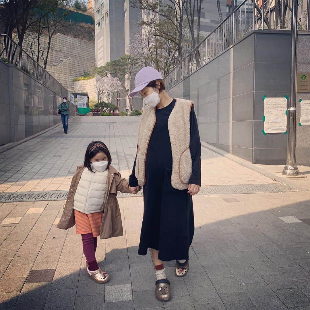 イ・ユンジのインスタグラム：「라니야.. 의식하지말고 편하게 걸어ㅋㅋ#걷고또걷고#d_2」