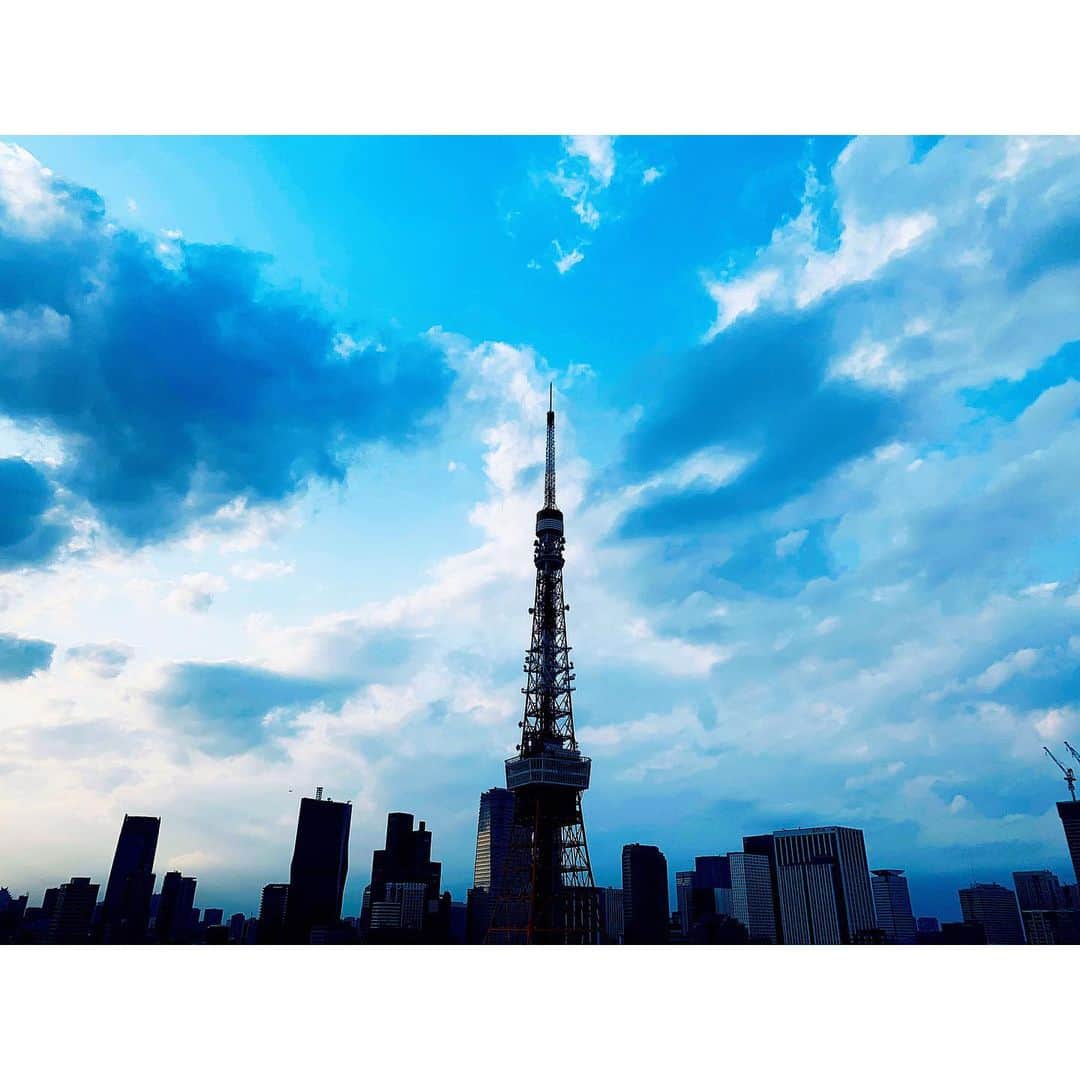 上野なつひのインスタグラム：「空は澄んでる 願い届きそうな空 #stayhome  #写真は今日と似た空の日の」