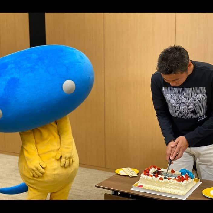 上原浩治さんのインスタグラム写真 - (上原浩治Instagram)「ケーキ入刀〜〜🥰 誕生日ケーキですよ🎂 一緒にどう？？　ってまりえちゃんに言ったんだけど、丁重に断られました😭😭 #スカパー #誕生日ケーキ #スカッピー」4月11日 11時46分 - koji19uehara