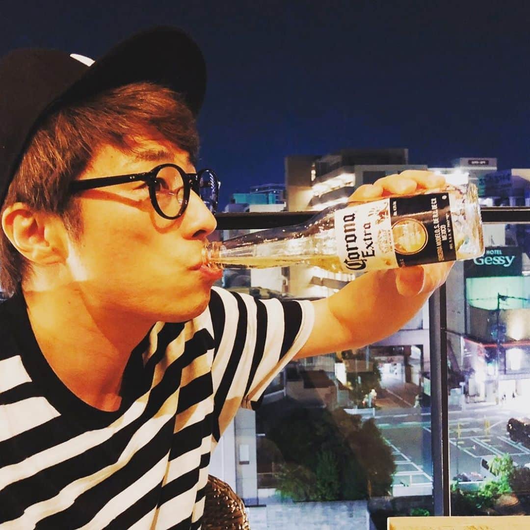 田村淳のインスタグラム：「新型コロナウイルスの影響で 僕の大好きなコロナビールが 製造中止しなきゃいけないのは 納得がいかない… (写真は1年前のものです)  #私はコロナビールが好きだ」