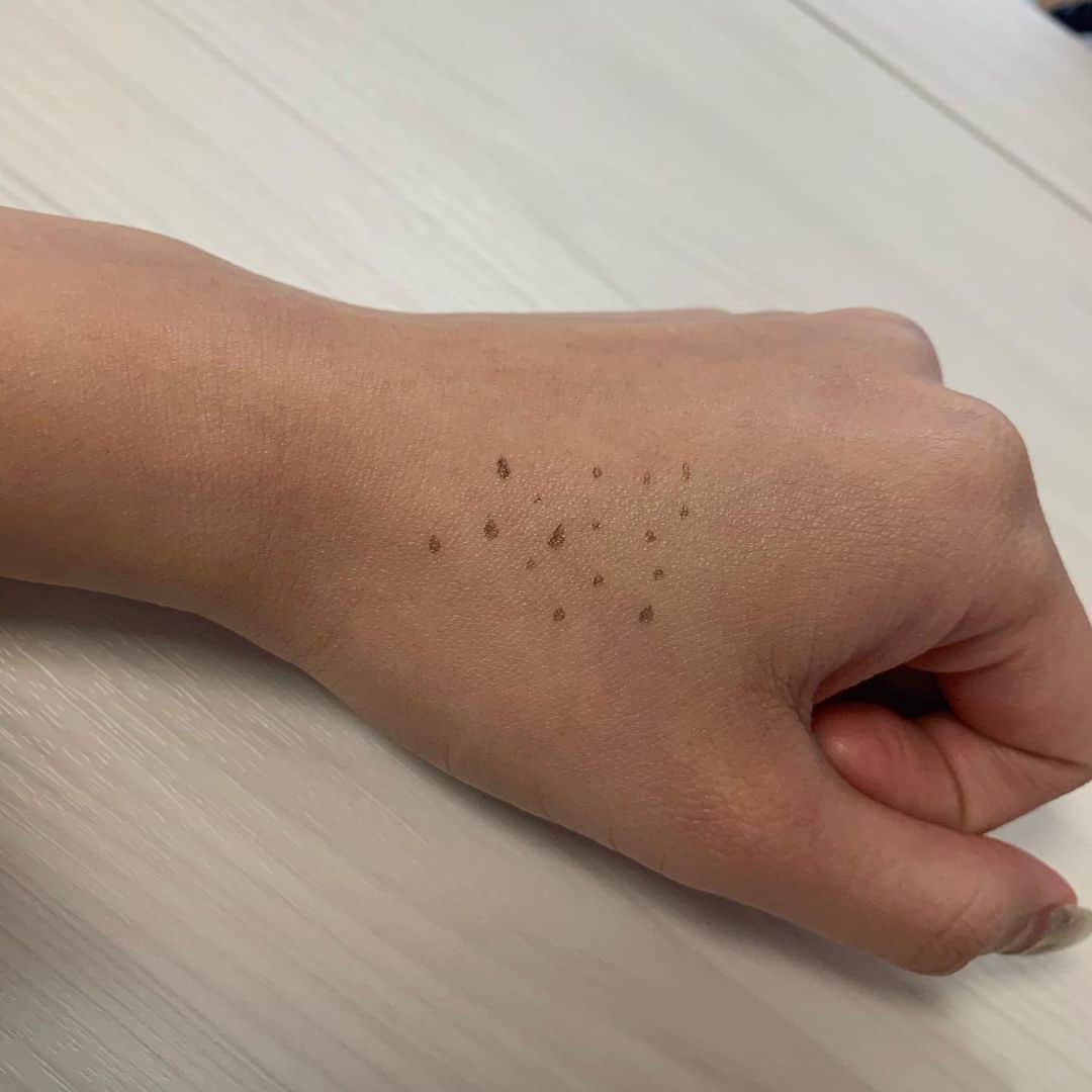 望月リカさんのインスタグラム写真 - (望月リカInstagram)「. . またまためちゃくちゃいい クッションファンデを、発見！👀 . #ローラメルシエ の #フローレスルミエールラディアンスパーフェクティングファンデーション . 2020.03.04発売 SPF50 PA+++ 全５色展開で ケースとレフィルで5800円 レフィルとスポンジで4300円 . 赤みやくすみを飛ばしてくれて 毛穴も隠れてくれるのに 厚塗り感なし！！！！ 素肌感...🥺♡はぁ。 . 艶感もちゃんとあるけど 崩れにくい！！！ . スポンジもしずく型になっていて 細かい小鼻や目元にもしっかり塗れるよ〜♡ . やはりデパコスは裏切らない😭笑 . 前に買ったキルカバーは自分には 合わなくて悲しみ。。 . 3枚目はそばかす風に アイライナーで書いて、 4枚目はファンデを重ねた感じ🥺 5枚目は動画なんだけど、 自然なツヤ感を伝えたい！笑 でもインスタに載せると 画質悪くなっちゃう、、泣 3.4.5どれも加工無しなので 購入検討してる人はぜひ 参考にしてくださいい〜🍒 . はぁ、ローラメルシエ様様😭💜 ありがとうございます😭😭😭 . . #コスメ#コスメ購入品 #コスメ好きさんと繋がりたい #コスメレポ #コスメ紹介 #コスメレビュー #コスメ部  #ローラメルシエ#クッションファンデ #クッションファンデーション  #オススメ#ほんまオススメ . .」4月11日 11時48分 - rikachun_08