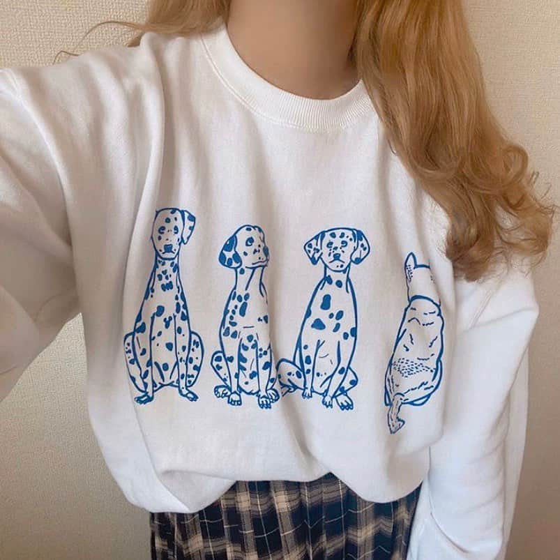 古着女子さんのインスタグラム写真 - (古着女子Instagram)「\ 古着女子おすすめ #イラストスウェット 🐶/﻿ ﻿ わんこのイラストでとても今話題になっているスウェット💕 ﻿ 今回はそんなイラストスウェットをご紹介いたします✨﻿ ﻿ 🍎ホワイト×ブルーがお洒落！！ 大きめのイラストが描かれていて、色の配色もお洒落🤭ほっこりわんこイラストが可愛くて癒されます💚 ﻿ 🍎着回ししやすい！！ 1カラーのプリントでシンプルなので、自分が持っているアイテムとも着回ししやすいです🙌人と被りたくない人はぜひチェックして欲しいアイテム🌟 ﻿ ﻿ ﻿ イラストスウェットを着こなして、可愛くお洒落を楽しみましょう✨﻿ ﻿ ﻿ 🏡古着女子がプロデュースする古着ショップを紹介🏡﻿ ・9090 ナインティナインティ @9090s_ 👖👟﻿ ・Spoon  スプーン  @spoon__store 🥄✨﻿ ・nemne ねんね @nemne_store 🌿🥛﻿ ﻿ ﻿ 🌼公式LINE@→@furuzyo で検索🌼﻿ LINE@だけのお知らせや古着の疑問にも答えます！﻿ ﻿ ﻿ 古着を素敵に着こなしてる女性の方をRepostでご紹介させていただきます🐒写真は全てご本人様に【掲載許諾】をとっております💓﻿ ﻿ ﻿ #フルジョ #古着 #古着女子 #春服 #春コーデ #春服コーデ #春トップス  #スウェットコーデ #イラストスウェット #線画イラスト #わんこ好き #わんこ好きな人と繋がりたい #犬スウェット #ダルメシアン #着回しコーデ」4月11日 12時16分 - furuzyo