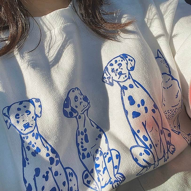 古着女子さんのインスタグラム写真 - (古着女子Instagram)「\ 古着女子おすすめ #イラストスウェット 🐶/﻿ ﻿ わんこのイラストでとても今話題になっているスウェット💕 ﻿ 今回はそんなイラストスウェットをご紹介いたします✨﻿ ﻿ 🍎ホワイト×ブルーがお洒落！！ 大きめのイラストが描かれていて、色の配色もお洒落🤭ほっこりわんこイラストが可愛くて癒されます💚 ﻿ 🍎着回ししやすい！！ 1カラーのプリントでシンプルなので、自分が持っているアイテムとも着回ししやすいです🙌人と被りたくない人はぜひチェックして欲しいアイテム🌟 ﻿ ﻿ ﻿ イラストスウェットを着こなして、可愛くお洒落を楽しみましょう✨﻿ ﻿ ﻿ 🏡古着女子がプロデュースする古着ショップを紹介🏡﻿ ・9090 ナインティナインティ @9090s_ 👖👟﻿ ・Spoon  スプーン  @spoon__store 🥄✨﻿ ・nemne ねんね @nemne_store 🌿🥛﻿ ﻿ ﻿ 🌼公式LINE@→@furuzyo で検索🌼﻿ LINE@だけのお知らせや古着の疑問にも答えます！﻿ ﻿ ﻿ 古着を素敵に着こなしてる女性の方をRepostでご紹介させていただきます🐒写真は全てご本人様に【掲載許諾】をとっております💓﻿ ﻿ ﻿ #フルジョ #古着 #古着女子 #春服 #春コーデ #春服コーデ #春トップス  #スウェットコーデ #イラストスウェット #線画イラスト #わんこ好き #わんこ好きな人と繋がりたい #犬スウェット #ダルメシアン #着回しコーデ」4月11日 12時16分 - furuzyo