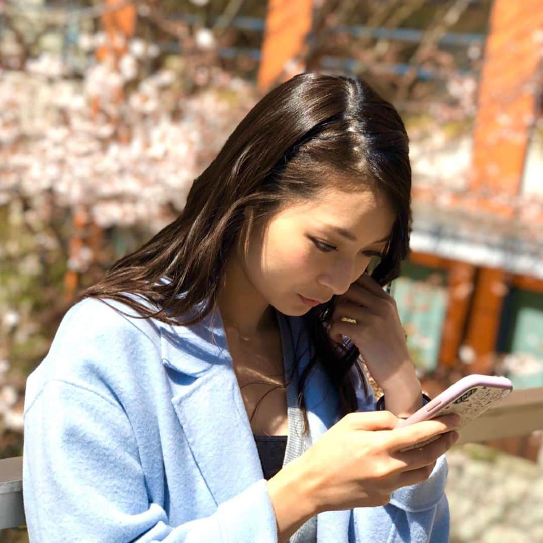 住田紗里さんのインスタグラム写真 - (住田紗里Instagram)「さくら待ち受けが配信されました🌸  今年の東京では、桜の開花が発表されてから、ずいぶんと長持ちしていた印象があります。 こんな世の中で、直接桜を見に行くことは難しいですが、画像で見て少しでも明るい気持ちになっていただければと。  こちらになります！  https://www.tv-asahi.co.jp/sphone/app/announcer/sakura/2020/  撮影時のオフショットです。 実はこの水色のコート、この日初めて着ました。 一刻も早く状況が改善し、日常が戻ってきますように。  #さくら待ち受け配信中 #さくら待ち受け #さくら #桜 #cherryblossom #春 #spring #六本木 の桜 #テレビ朝日 今は#葉桜 #コート #水色 #lightblue #blue #壁紙 #壁紙コンテンツ #オフショット #🌸 #テレビ朝日アナウンサー #女性アナウンサー #アナウンサー #テレビ朝日アナウンサー #住田紗里」4月11日 12時16分 - sarisumita_ex