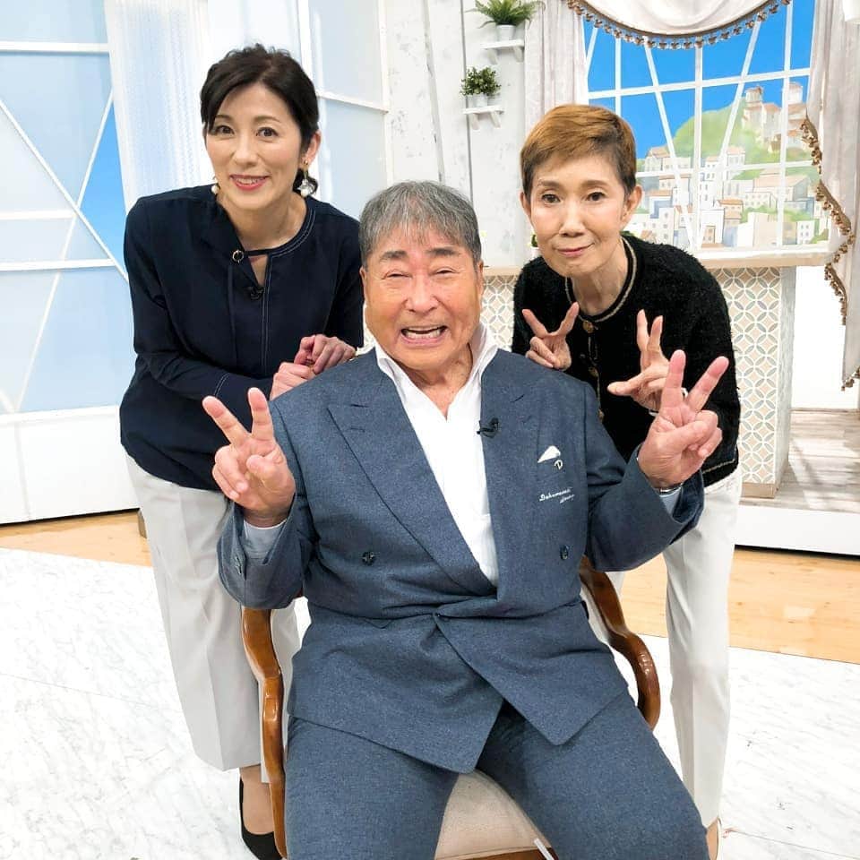 のインスタグラム：「今日16時からは『人生は三百六十五歩のマーチ』🎶 毒蝮三太夫さんがゲストです✨ いつもニコニコです😊 #毒蝮三太夫 さん #水前寺清子 さん #人生は三百六十五歩のマーチ #bsフジ #日芸の先輩 #ウルトラマン #アラシ隊員 #ウルトラセブン #フルハシ隊員」