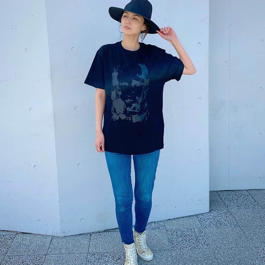 坂東工さんのインスタグラム写真 - (坂東工Instagram)「@iiwii.art アーティストのTシャツを女性が着るとこんな感じです。僕のストーリーズからリンクに飛べます✈︎ キッズサイズもあるのでお気軽にお問合せください。ちなみに着ているサイズはLサイズ(172cm -kg) #坂東さんは女性の大きめTシャツがお好き」4月11日 12時11分 - takumimoriyabando
