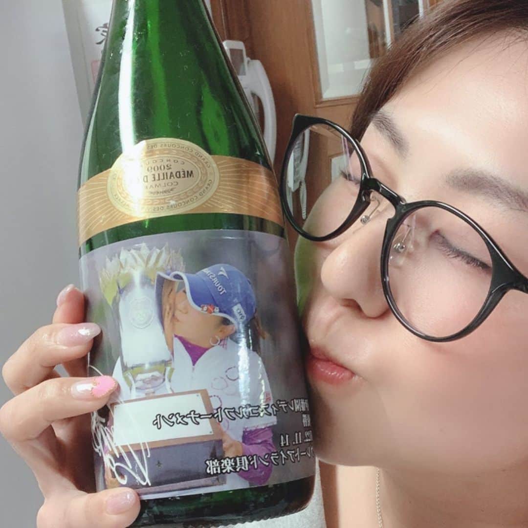佐伯三貴のインスタグラム：「2010年に3年半ぶりの優勝の記念で作ったシャンパンを父が引っ張り出してきたのでみんなで美味しく頂きました🥂  この時は初優勝してから2勝目を挙げるまでに3年半かかって本当に苦しくて最後までわからない試合展開で自分の中でも印象に残る試合でした😊  最後のパットを沈めて優勝が決まった時ガッツポーズの前に涙が出てきてキャディーさんの顔見たらまた涙出てきて泣き過ぎてふと我に返り涙止まるっていうオチ付きでした😂  自分の優勝した時のまた好評だったら載せてみようかな🥰  #伊藤園レディース2010 #たまには過去の栄光語らせて #泣き過ぎの自分に引いて涙止まる #おーいお茶」