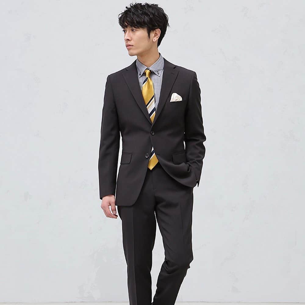 P.S.FA official accountさんのインスタグラム写真 - (P.S.FA official accountInstagram)「イエローのネクタイ×ブラックチェックのスーツスタイル。シャツとスーツをダークカラーにすることで締め色の効果に。 スーツはオンラインショップで展開中！ ・ 【防シワ/パンツウォッシャブル】WEB限定スーツ　チェック　ブラック ・ Suit ¥20,900+tax→SALE Shirt ¥3,900 +tax Tie ¥3,900 +tax ・ #psfa #mensfashion #suit #shirt #necktie #blacksuit #yellownecktie #suitstyle #fashion #スーツ #ワイシャツ #ネクタイ #春コーデ #ビジネスコーデ #スーツのある日常 #スーツのある毎日 #防シワ #ストレッチ素材 #sale」4月11日 21時44分 - psfa_official