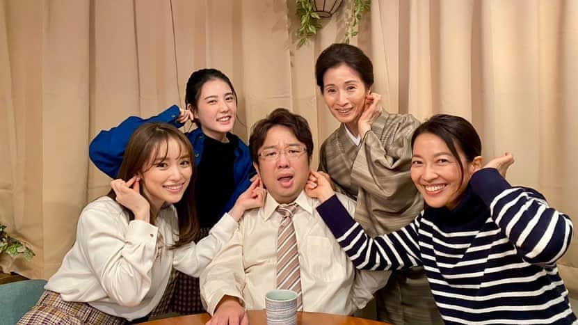 泉里香さんのインスタグラム写真 - (泉里香Instagram)「今夜23:40から オトナの土ドラ『#隕石家族』がはじまります🪐  愉快な門倉家の地球最後のホームドラマです🏠 そして、 わたしは、 モリモリご飯を食べる役です🤤🍚🍔🍙🥗🥟🍥 ぜひご覧下さい🌟 #隕石家族 #フジテレビ#東海テレビ」4月11日 21時38分 - rika_izumi_