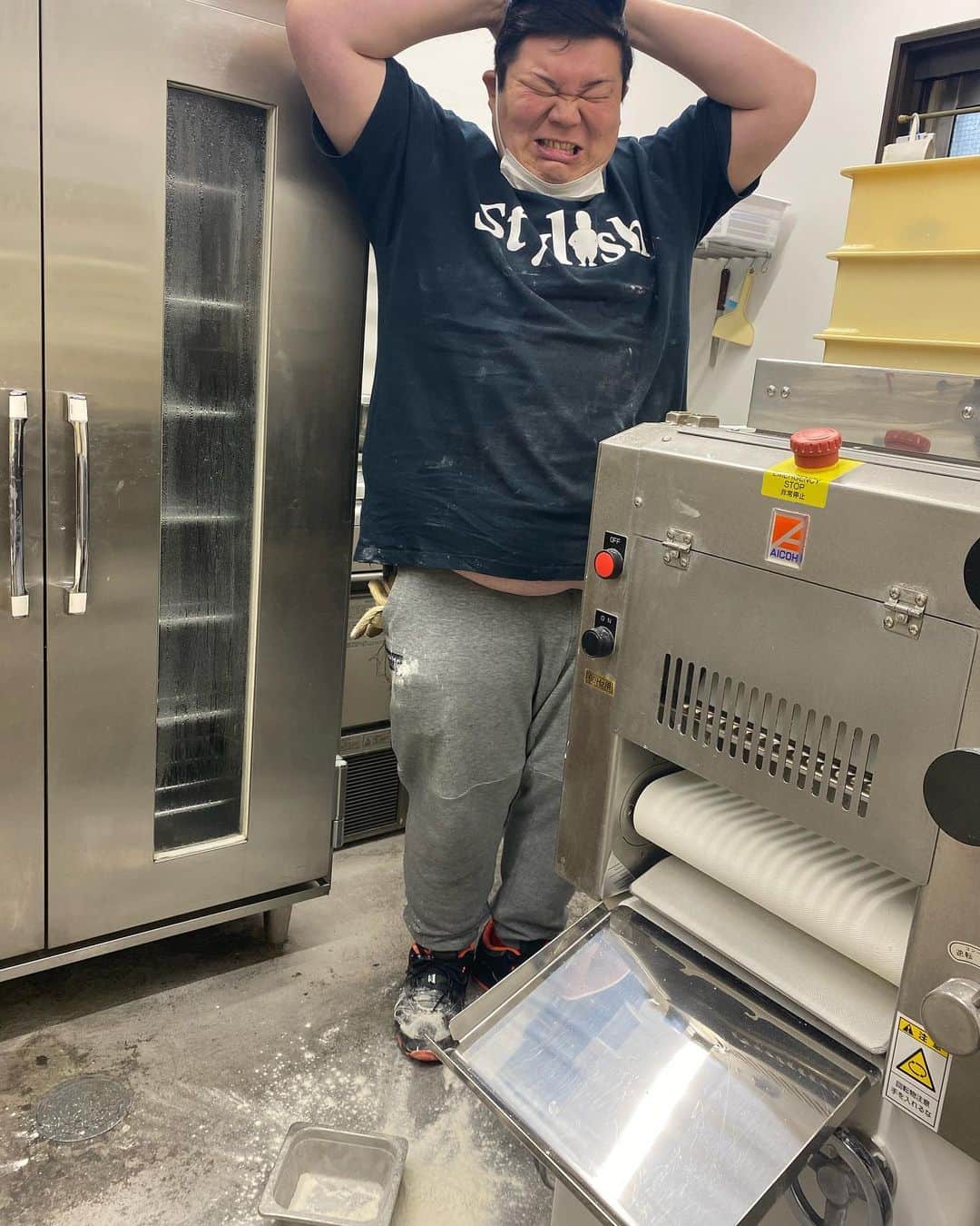 カバのインスタグラム：「パン作りに欠かせない大事な大事な命の小麦粉をぶちまけた時の写真。大声出してもたからすぐバレたやつ。この日の日当20円だったけな。ははっ . . #食パン工房むぎ #食パン専門店 #命の小麦粉 #ぶちまけ事件 #ひとつ言えることは #ぶちまけても大声出さないこと #いくらなんでも20円は安過ぎ #ふたつ言うてもた #明日も元気によろカバちゃん」