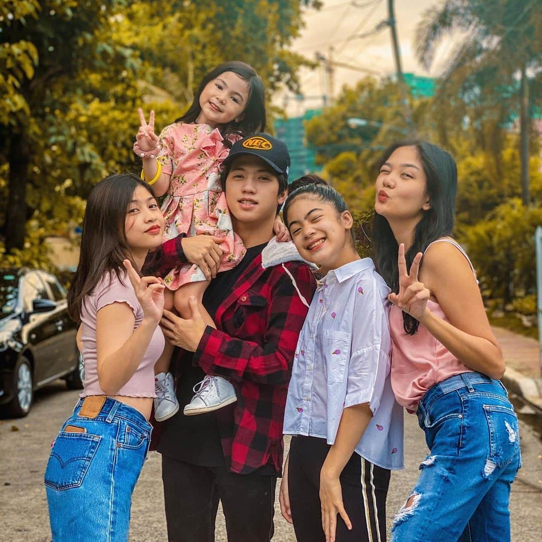 Niana Guerreroのインスタグラム：「"we didn't realize we were making memories, we just knew we were having fun" - winnie the pooh 5/5 happy belated siblings day 🥳❤️🥰 #siblinggoals #happynationalsiblingsday」