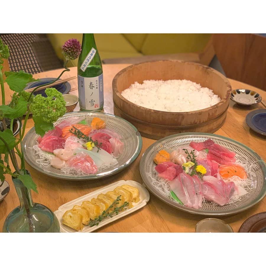 土井地恵理子さんのインスタグラム写真 - (土井地恵理子Instagram)「・ 週末のお楽しみ❤︎ @miyakesuisan の #魚eats ・ 今回はお刺身4人前でorder🐟 美味しすぎて もうスーパーでお刺身買えない〜！ このレベルは築地直送だからこそ！ ・ これを家まで届けてくれるって 最高すぎる✨✨ ・ ・ こんな時期だからこそ 気づいた有り難み、美味しさ、幸せ。 美味しくて新鮮なものは 免疫も上げてくれる。 ・ 今日はリオが作った卵焼きと共に🥚 ・ ・ 近所のみんなに伝染中❤︎ ・ 東京23区ともうちょいくらい 届けてくれるよ🐟🐟🐟 ・ ・ #築地 #三宅水産 #魚eats #デリバリー  #宅配 #鮮魚 #お刺身 #コロナフードアクション  #こないだ酒蔵で買った日本酒もほんと美味しい🍶✨ #毎日3食自炊に疲れてたので楽して美味しくて幸せ😍」4月11日 21時48分 - ericodoiji