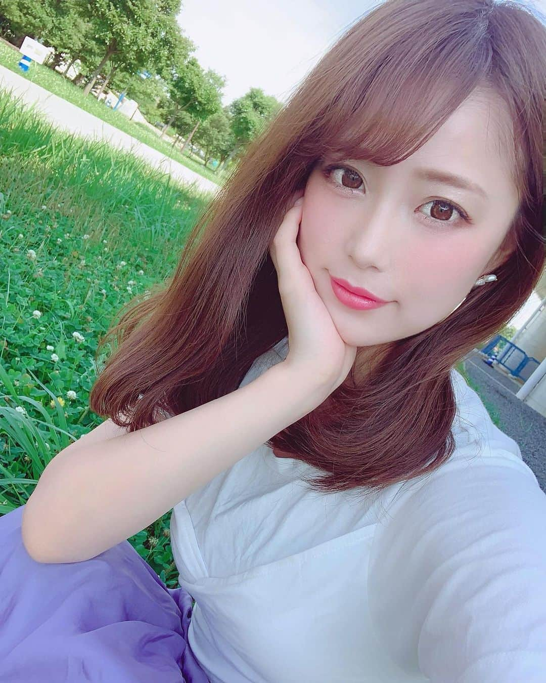 鈴木 あやさんのインスタグラム写真 - (鈴木 あやInstagram)「. #懐かシリーズ . 髪の毛染めたい切りたい...💇🏻‍♀️ 美容院行きたいけど コロナで行かない方がいいのかな... 市販の染め粉で染めるのって どうなんだろ😢💭 . 悩むぅぅうううう🥺🍀 . #ロブ #ボブ #tops  #ootd #code #selca #selfie #セルカ #カラコン #コロナ #コロナに負けるな #悩む #懐かしい #シリーズ」4月11日 21時51分 - ayachu69